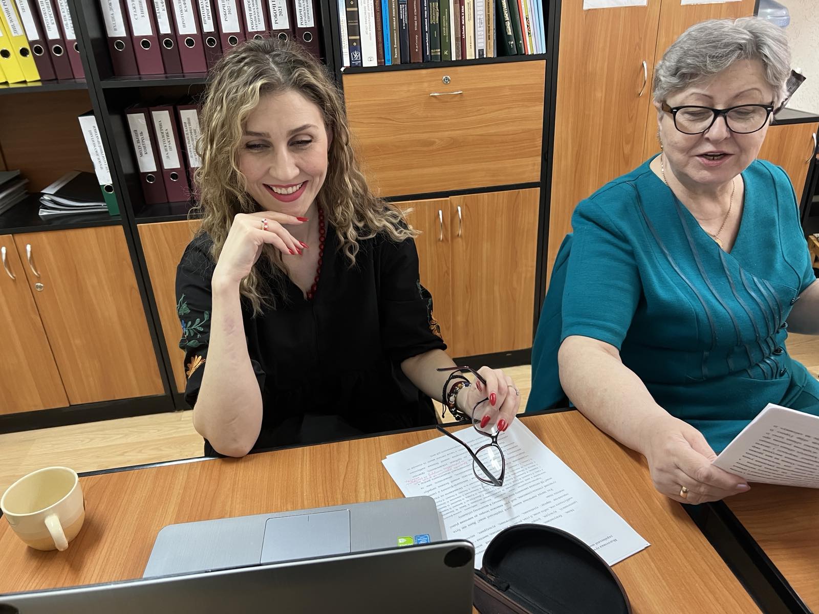 Професор Елеонора Палихата і доцент Ольга Петришина - позитивні емоції під час дискусії на пленарному засіданні